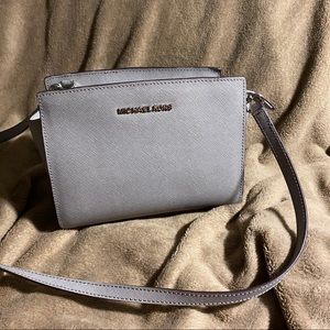 | MICHEAL KORS | Selma Pearl Grey Leather Crossbody